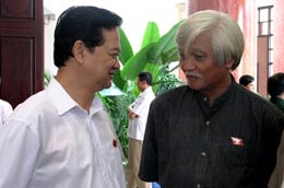 Thủ tướng trao đổi với đại biểu Quốc hội trong giờ giải lao.