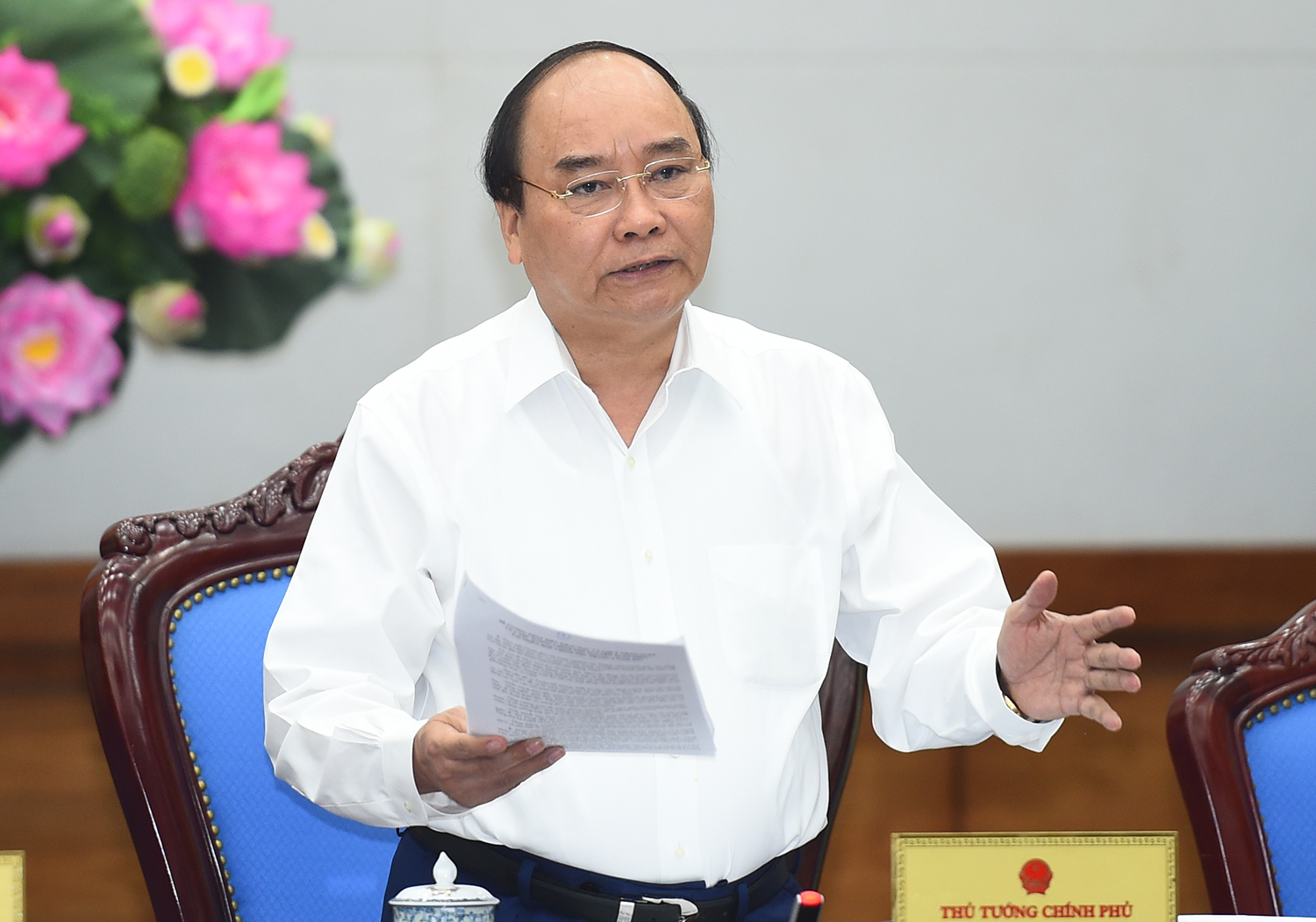 Thủ tướng: “Các ngành coi việc tháo gỡ khó khăn cho sản xuất kinh doanh, cho 
doanh nghiệp là nhiệm vụ chính trị của mình chứ không phải quản lý vĩ mô
 mà thoát ly thực tế”.