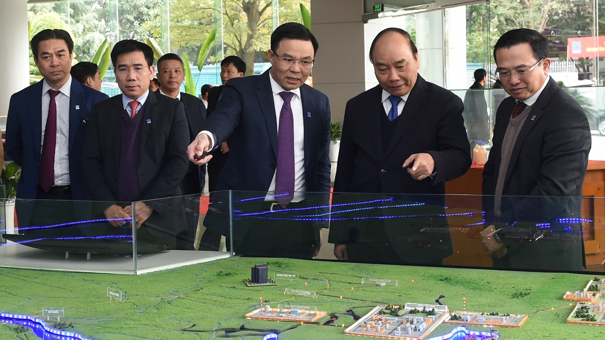 Thủ tướng Nguyễn Xuân Phúc tham quan sa bàn đầu tư phát triển ngành dầu khí việt nam.