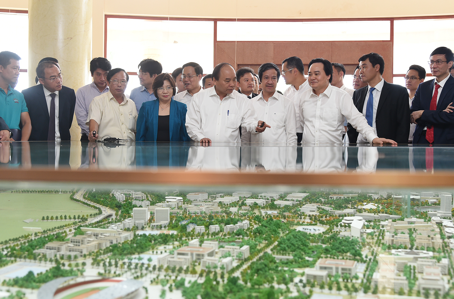 Thủ tướng Nguyễn Xuân Phúc thăm mô hình quy hoạch khu đô thị Đại học quốc gia Hà Nội tại Hòa Lạc.<br>