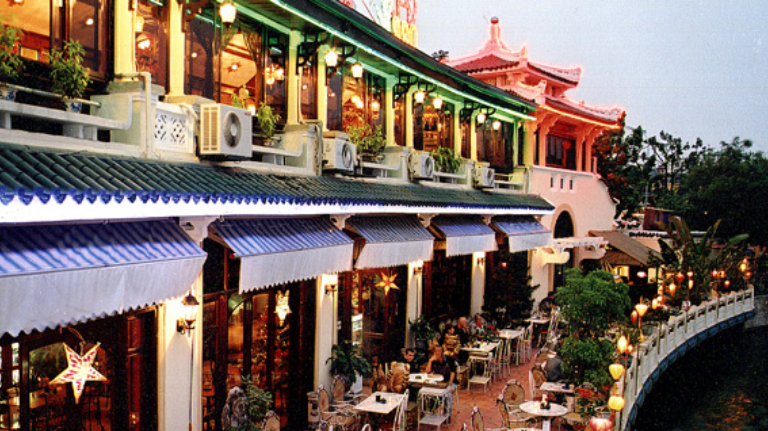 Công ty Cổ phần Thủy tạ được thành lập tháng 5/1958, là nhà hàng duy nhất nằm sát bờ Hồ Gươm. 