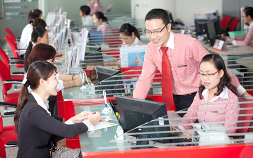 Khách hàng luôn thấy được tư vấn chu đáo tại các quầy giao dịch của Techcombank.