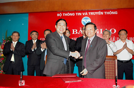 Lễ bàn giao công việc nguyên Bộ trưởng Lê Doãn Hợp (bên phải) và tân Bộ trưởng Nguyễn Bắc Son, sáng 10/8, tại trụ sở của Bộ - Ảnh: M.Chung.