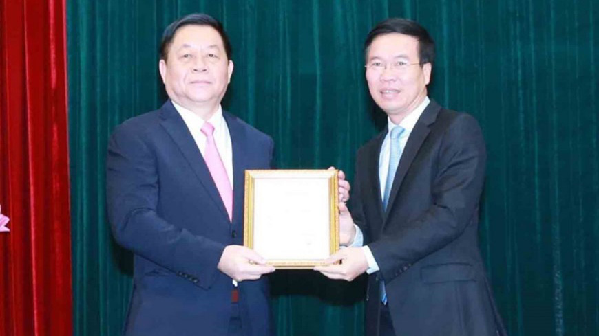 Ủy viên Bộ Chính trị, Thường trực Ban Bí thư Võ Văn Thưởng trao Quyết định số 06-QĐNS/TƯ ngày 18/2/2021 của Bộ Chính trị cho ông Nguyễn Trọng Nghĩa. (Ảnh: TTXVN)