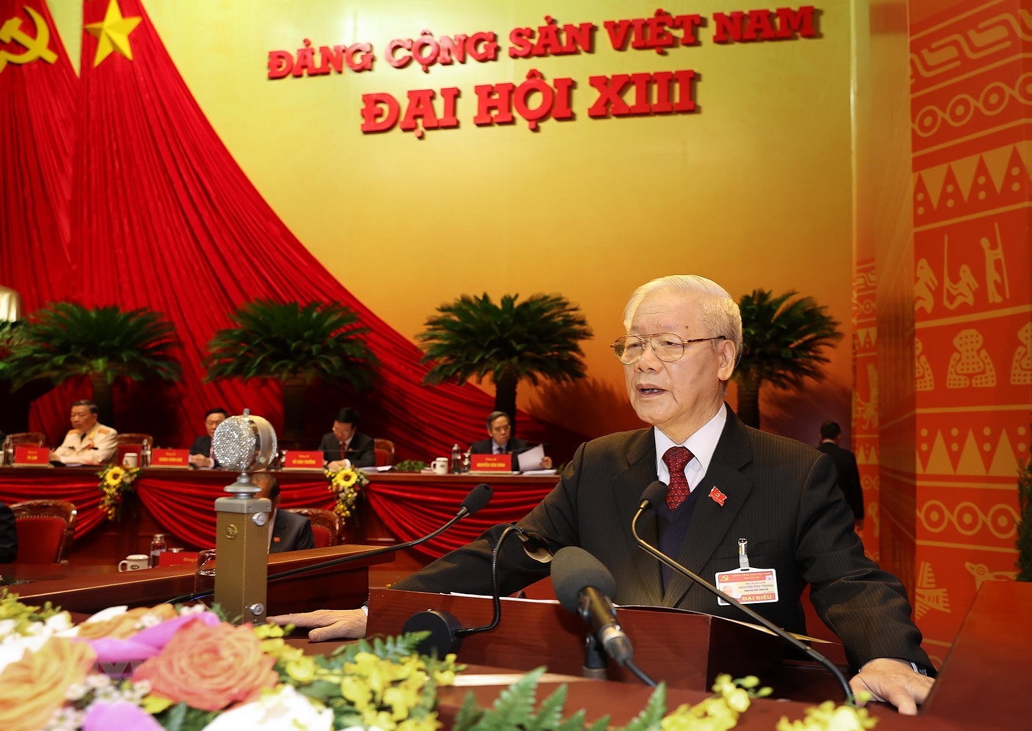 Tổng Bí thư Ban Chấp hành Trung ương Đảng, Chủ tịch nước Nguyễn Phú Trọng đọc Báo cáo chính trị của Ban Chấp hành Trung ương Đảng khóa XII và các văn kiện trình Đại hội. (Ảnh: TTXVN)