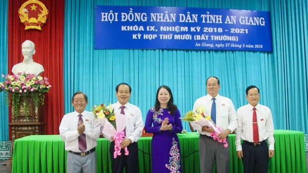 Lãnh đạo tỉnh An Giang chúc mừng tân Chủ tịch UBND tỉnh Nguyễn Thanh Bình (thứ 2 từ trái sang).