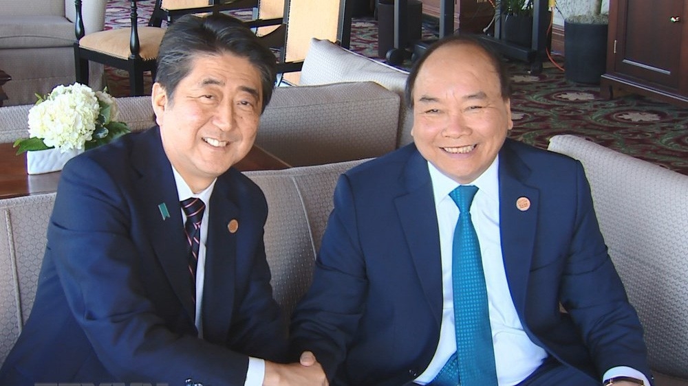 Thủ tướng Nguyễn Xuân Phúc và Thủ tướng Nhật Bản Shinzo Abe gặp song phương ngày 9/6 - Ảnh: TTXVN.