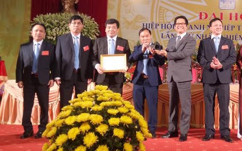 <span style="font-family: 'Times New Roman'; font-size: 15px;">Chủ tịch Hiệp hội doanh nghiệp tỉnh Tuyên Quang, ông Nguyễn Hữu Thập nhận món quà đặc biệt từ tay Chủ tịch Phòng Thương mại và Công nghiệp Việt Nam (VCCI) Vũ Tiến Lộc: một chiếc tù và.</span>