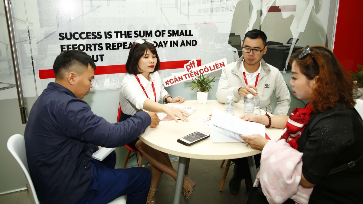 Nhân viên Công ty Tài chính TNHH MTV PTF đang tư vấn sản phẩm cho vay tiêu dùng với khách hàng.