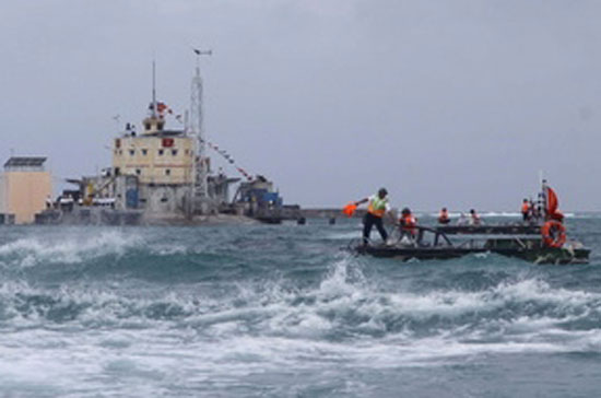 Các chiến sĩ đảo Đá Lớn tuần tra - Ảnh: TTXVN