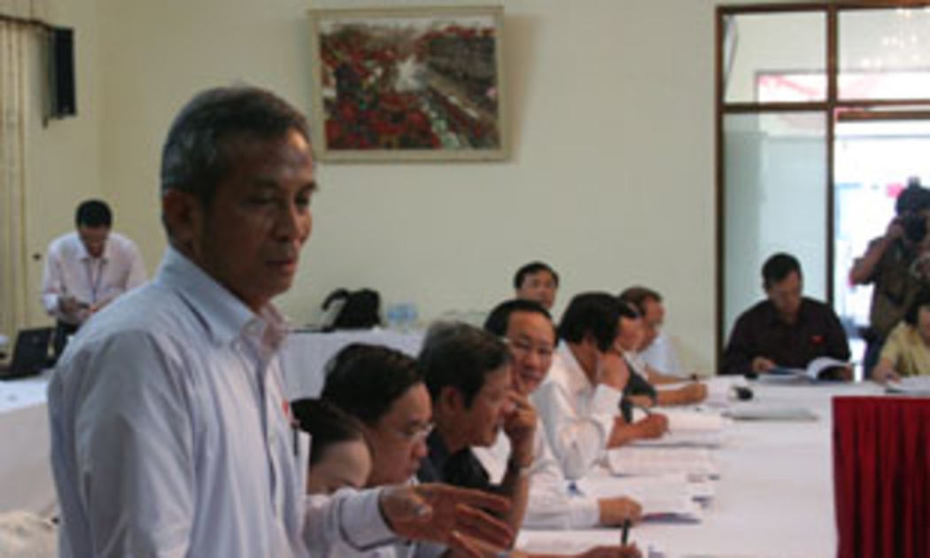 Đại biểu Đặng Ngọc Tùng: “Thủ tướng Hà Lan tuyên bố trong suy thoái kinh tế đứng vững là nhờ có kinh tế quốc doanh nên, tư bản còn nghĩ như thế huống là chúng ta, không thể nghĩ kinh tế quốc doanh là thua kém được” - Ảnh: Cấn Cường.