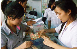 Người giới thiệu thuốc hoạt động khi chưa được cấp thẻ người giới thiệu thuốc sẽ bị phạt nặng -  Ảnh minh họa.