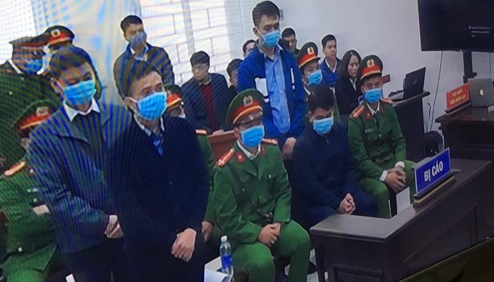 Bị cáo Nguyễn Đức Chung (ngồi hàng đầu) khi nghe tòa tuyên án ngày 11/12/2020