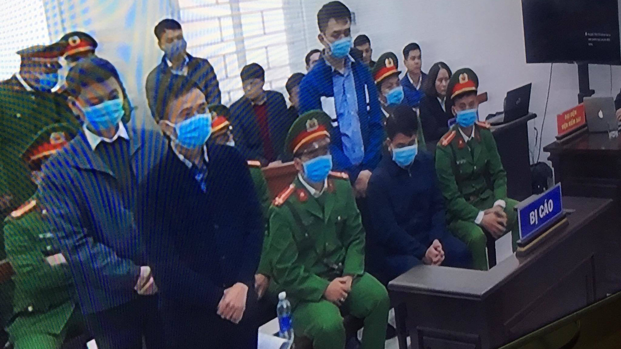 Bị cáo Nguyễn Đức Chung (ngồi hàng đầu) khi nghe tòa tuyên án.