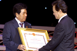 Ông Trương Văn Tuyến (bên trái) trong một lần nhận bằng khen của Thủ tướng Nguyễn Tấn Dũng.