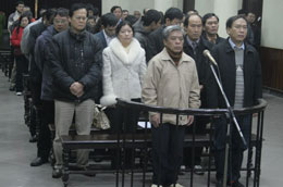 Các bị cáo nghe tuyên án.