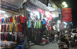 Vào dịp cuối năm, nhu cầu đối với các mặt hàng như quần áo, giày dép... thường tăng mạnh.