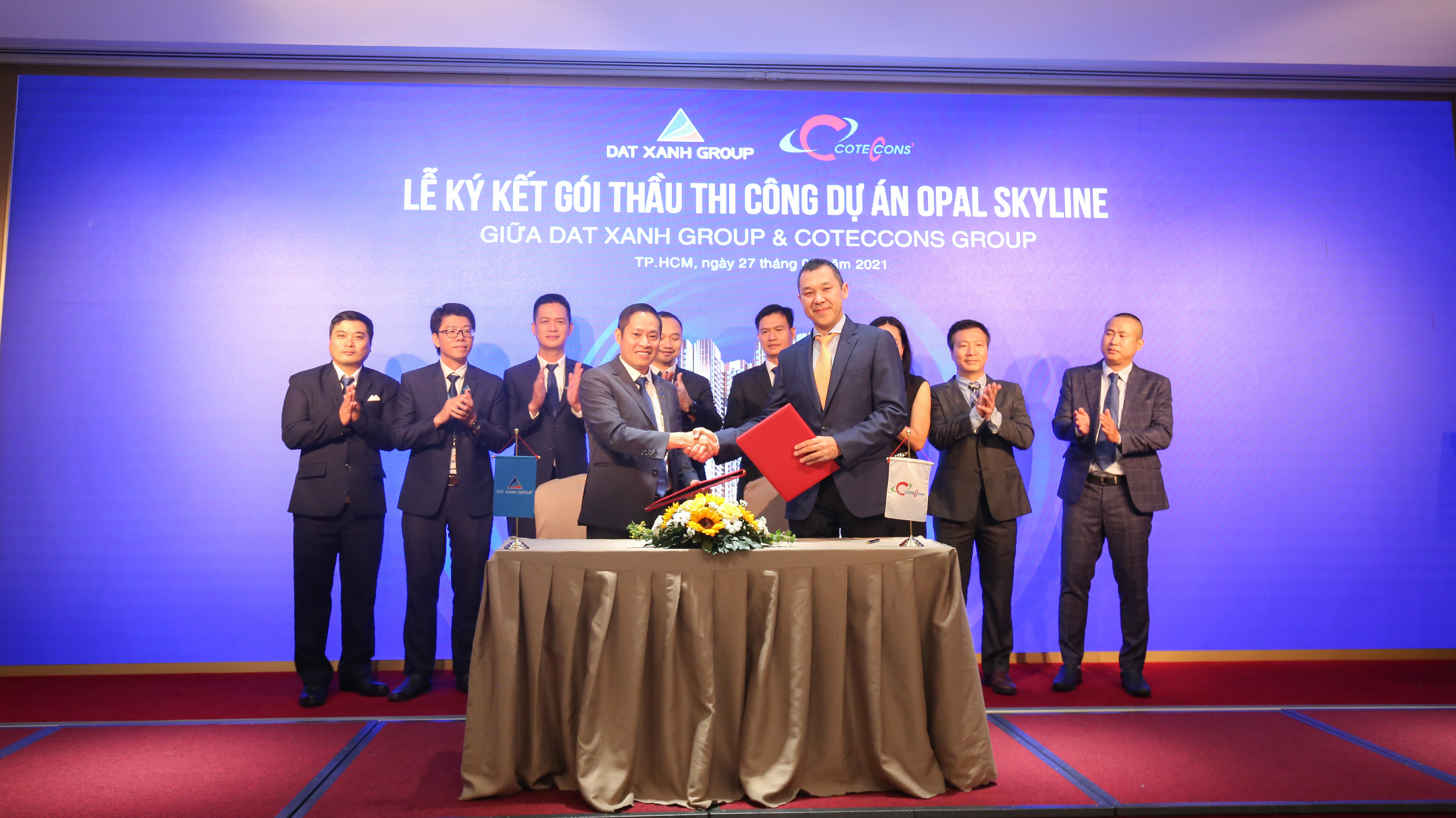 Ông Bùi Ngọc Đức, Tổng giám đốc Tập đoàn Đất Xanh cùng ông Bolat Duisenov, Chủ tịch Hội đồng Quản trị Công ty Cổ phần Xây dựng Coteccons tại buổi ký kết.