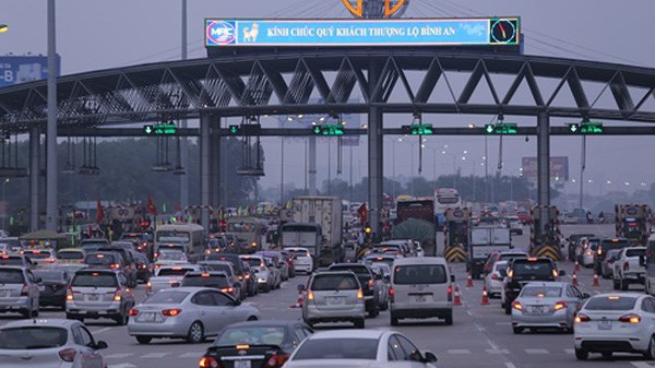Tình trạng ùn tắc kéo dài tại điểm đầu vào BOT Pháp Vân – Cầu Giẽ vào mùng 2 Tết Nguyên đán Mậu Tuất.