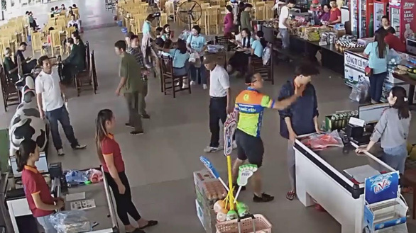 Hành động phản cảm của Thượng úy công an Nguyễn Xô Việt được camera an ninh ghi lại.