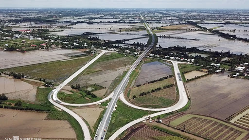 Một trong những nguyên nhân làm cao tốc ở Đồng bằng sông Cửu Long chậm là do đặc điểm khu vực có nền địa chất phức tạp, địa hình chia cắt bởi nhiều sông, kênh, rạch nên phải xử lý nền đất yếu, xây dựng nhiều cầu, dẫn đến suất đầu tư cho các công trình lớn, thời gian thực hiện kéo dài.
