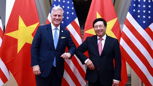 Phó Thủ tướng, Bộ trưởng Ngoại giao Phạm Bình Minh (phải) tiếp đón Cố vấn An ninh quốc gia Mỹ Robert O’Brien tại Hà Nội ngày 21/11/2020 - Ảnh: VGP