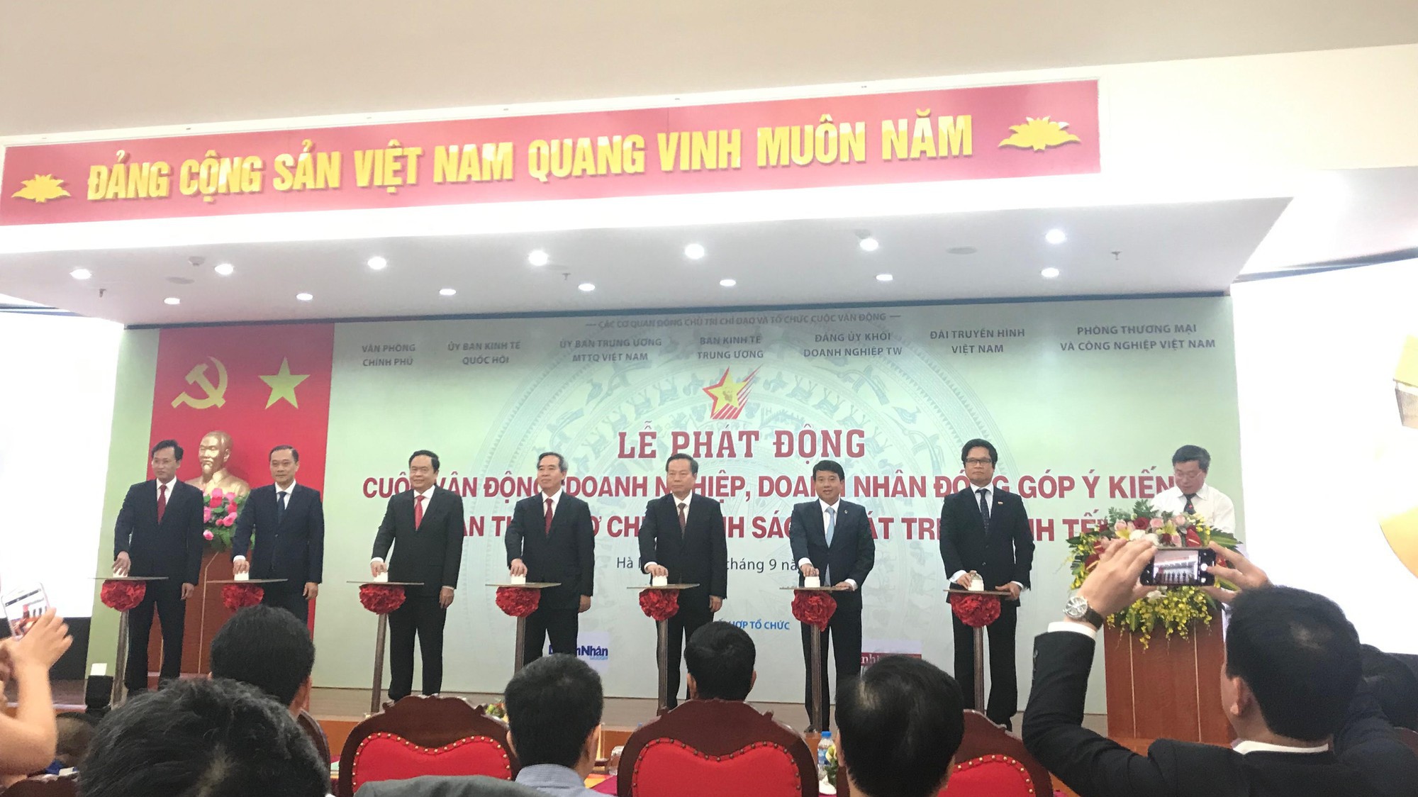 Ban chỉ đạo cuộc vận động bấm nút khai trương website của cuộc vận động. 