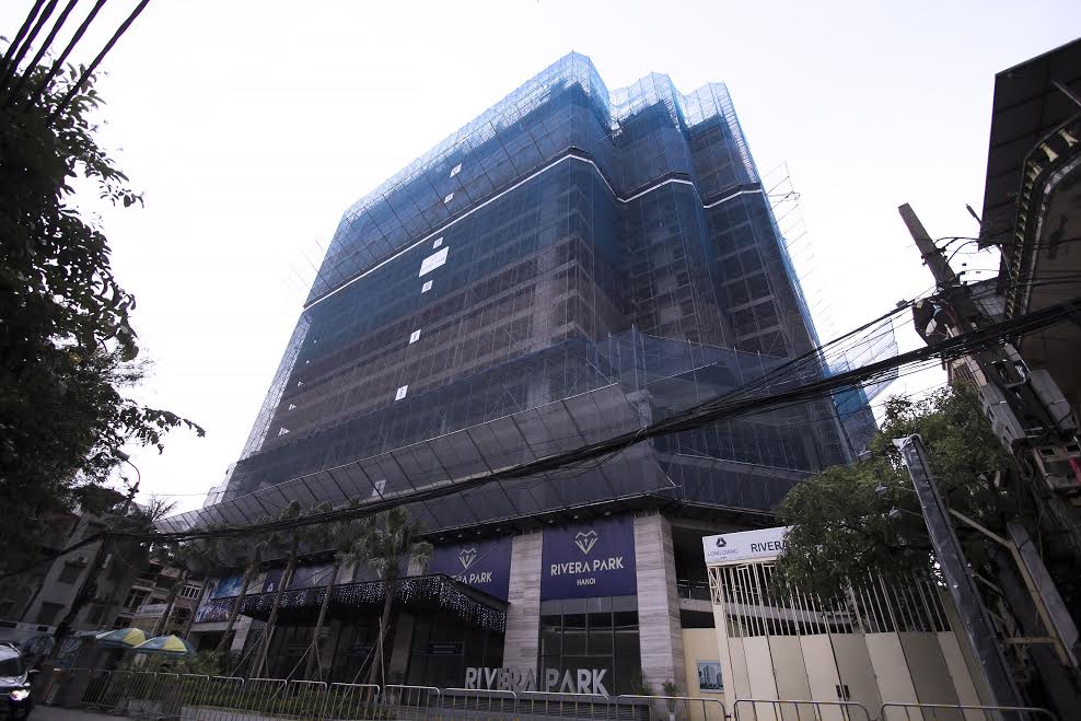 Chủ đầu tư cũng cam kết bàn giao nhà trước thời hạn cho khách hàng mua 
căn hộ tại Rivera Park vào các căn hộ tháp B trước ngày 30/03/2018.