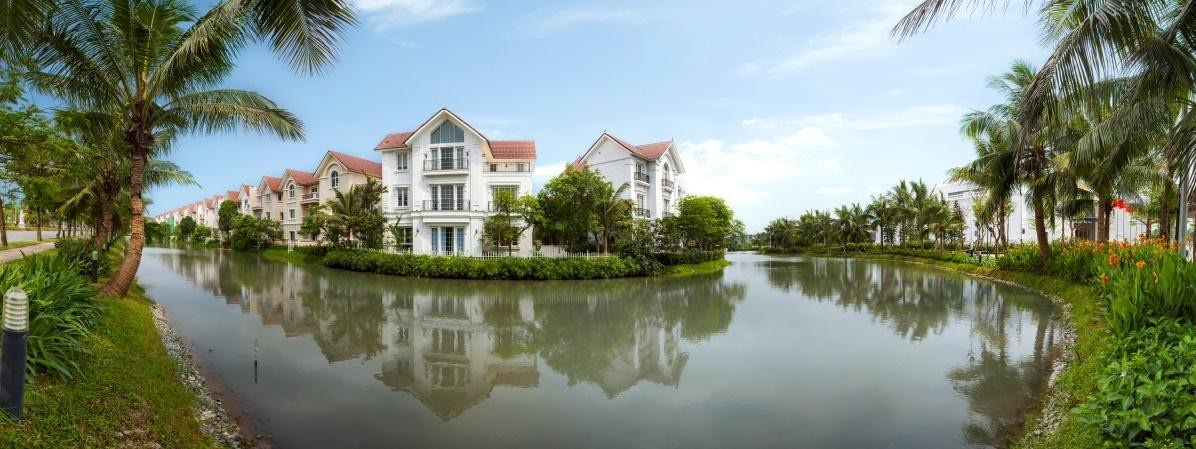 Được phát triển trên tổng diện tích 183,5 ha, nằm tại cửa ngõ phía Đông Bắc Thủ đô Hà Nội, khu đô thị bao gồm gần 1.500 căn biệt thự ven sông với phong cách kiến trúc tân cổ điển châu Âu, mang màu sắc của thành phố Venice (Ý).&nbsp;