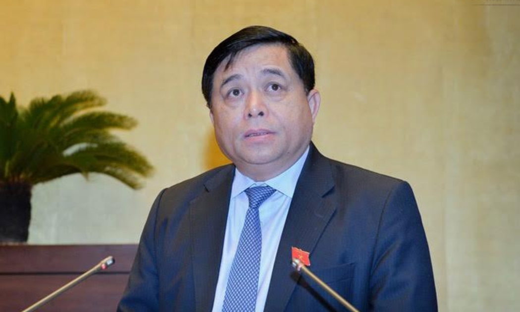 Bộ trưởng Bộ Kế hoạch và đầu tư Nguyễn Chí Dũng trình dự án luật.
