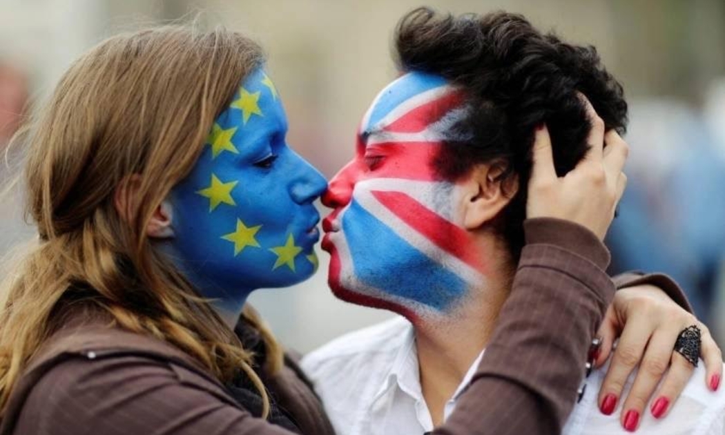 Hai cử tri Anh trước giờ trưng cầu dân ý về việc nước này có nên rời khỏi EU (Brexit). Cho đến hiện tại, kết quả kiểm phiếu sơ bộ Anh cho thấy phần đông cử tri muốn Brexit. Với 2/3 số phiếu đã kiểm, 51% người ủng hộ Brexit còn 49% phản đối.