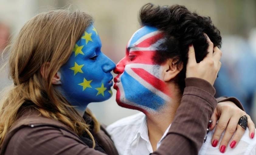 Hai cử tri Anh trước giờ trưng cầu dân ý về việc nước này có nên rời khỏi EU (Brexit). Cho đến hiện tại, kết quả kiểm phiếu sơ bộ Anh cho thấy phần đông cử tri muốn Brexit. Với 2/3 số phiếu đã kiểm, 51% người ủng hộ Brexit còn 49% phản đối.