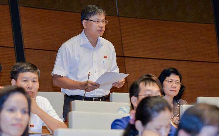 Đại biểu Nguyễn Sỹ Cương cho rằng, cần quy định không cho phép các hội làm những việc thuộc thẩm quyền của cơ quan quản lý Nhà nước. Và cần làm rõ, nhiệm vụ quản lý Nhà nước của hội mà Nhà nước cấp kinh phí là nhiệm vụ gì?<br>