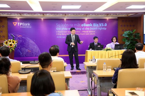 Tính năng đáng chú ý nhất của TPBank eBank BIZ V3.0 là tích hợp chữ ký 
số trong giao dịch điện tử, giúp nâng cấp đáng kể độ bảo mật cho phiên 
bản này.