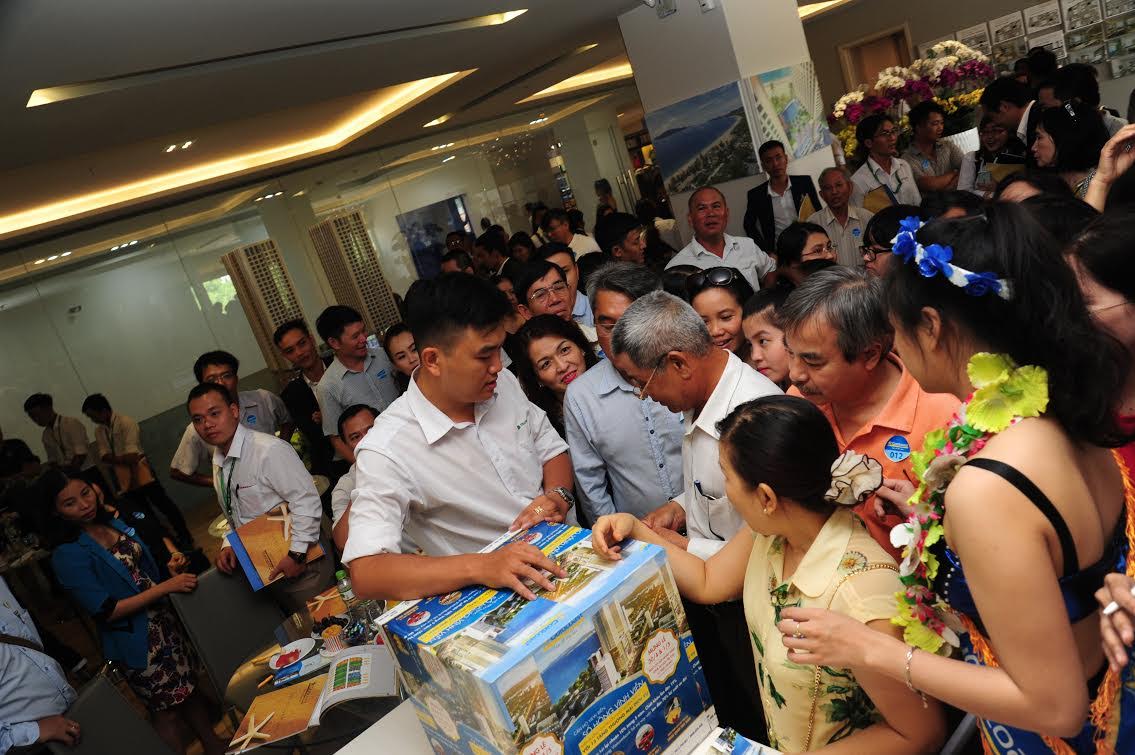 Đông đảo khách hàng tham quan nhà mẫu GoldCoast.