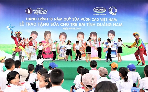 Các em học sinh vô cùng hào hứng với trò chơi ngoài trời thú vị cùng phần diễn hài và ảo thuật của chú hề vui tính.