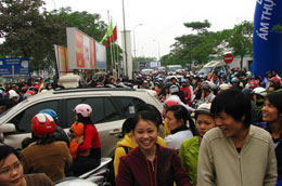 Tháng khuyến mại Hà Nội "sôi động" hơn vì cảnh ùn tắc tại nhiều điểm bán hàng.