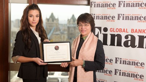 Bà Nguyễn Hồng Vân – Chủ tịch Hội đồng Quản trị VBI nhận giải từ đại diện GBAF.