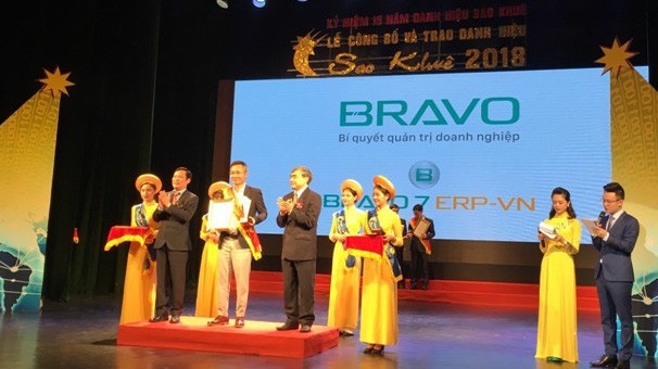 Ông Ngô Đinh Hải - Giám đốc Công nghẹ BRAVO lên nhận giải thưởng Sao Khuê.