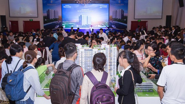 Rất đông người trẻ chọn mua căn hộ Samsora Riverside có giá 700 triệu đồng.