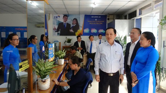 Phó Thống đốc Ngân hàng Nhà nước Đào Minh Tú (thứ 3 từ phải sang) thăm khu vực giao dịch khách hàngtrong chuyến thăm và làm việc tại CB Long An.