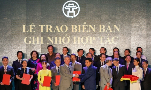 Đại học Anh Quốc Việt Nam nhận cờ thi đua của UBND thành phố Hà Nội
