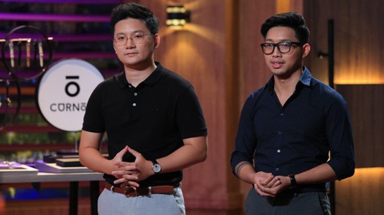 Hai nhà sáng lập Anh Đức (trái) và Quang Thái (phải) đồng sáng lập đồng hồ thời trang Curnon.