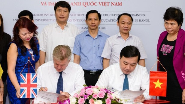 Ông Chử Xuân Dũng, Giám đốc Sở Giáo dục và Đào tạo thành phố Hà Nội; Giáo Sư Ray Gordon, Hiệu trưởng Đại Học Anh Quốc Việt Nam cũng như các cán bộ cấp cao từ Sở và nhà trườngtham dự lễ ký kết.