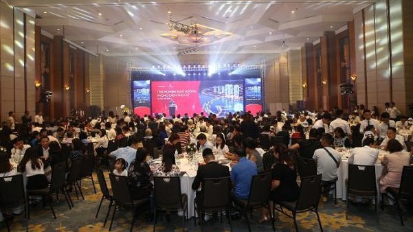 Hơn 500 khách hàng tham dự sự kiện bị thu hút bởi tinh thần Thụy Sỹ trong mỗi sản phẩm của Swisstouches La Luna Resort.