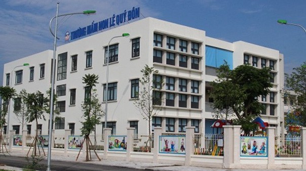 Trường Mầm non Lê Quý Đôn tọa lạc trong Khu đô thị Dương Nội rộng gần 3.500m2 với 12 lớp tiêu chuẩn.