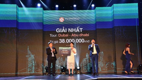 Chị Nguyễn Thị Thanh Huyền, chủ nhân giải Nhất bốc thăm may mắn.