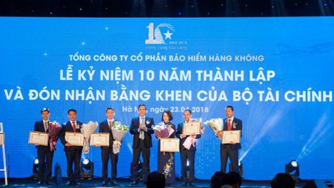 Tổng công ty Cổ phần Bảo hiểm Hàng không đón nhận bằng khen của Bộ Tài chính.