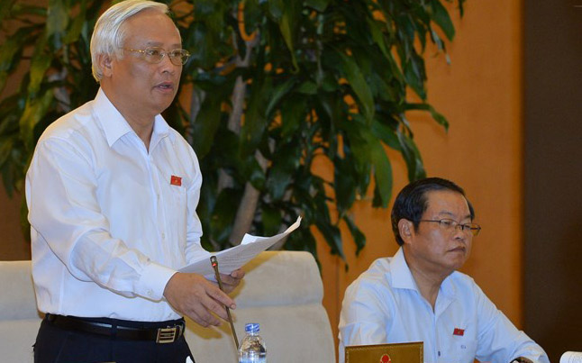 Phó chủ tịch Quốc hội Uông Chu Lưu nhắc đến thông tin có những xã từ đứa trẻ mới đẻ, người tàn tật, người cô đơn cũng phải đóng suất đinh xây dựng nông thôn mới khiến xã hội nặng nề.