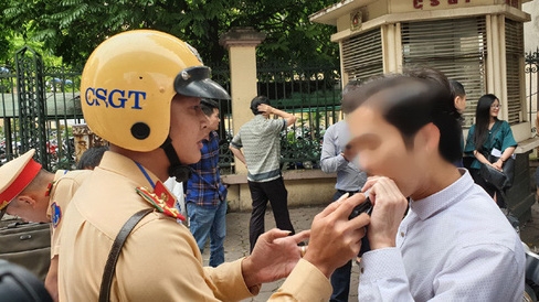 Lực lượng chức năng tăng cường kiểm tra nồng độ cồn của tài xế. Ảnh minh họa. 